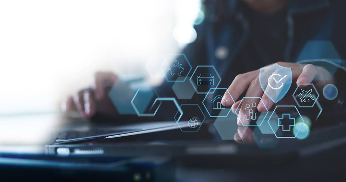 Zakenman achter laptop met icoontjes van verschillende verzekeringen